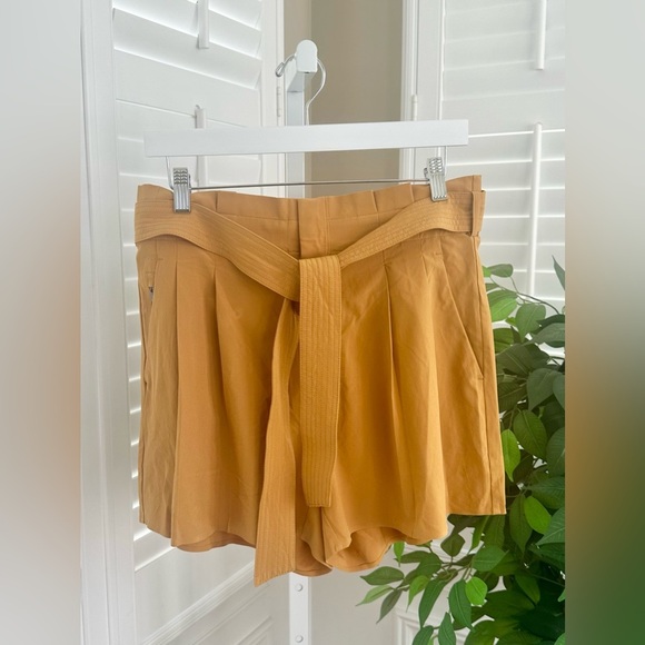 Athleta Skyline Short II in Tuscan Gold Size 10 - Picture 2 of 9